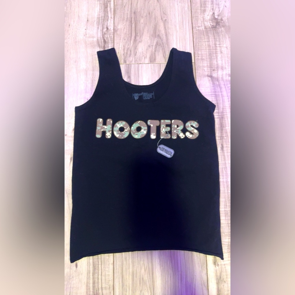 very cute hooters tank top size small, barley worn!